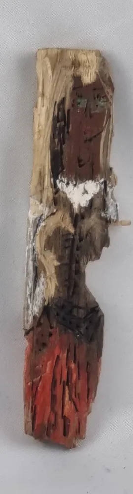 [Figurka kobiety w czerwonej spódnicy], zdjęcie 1